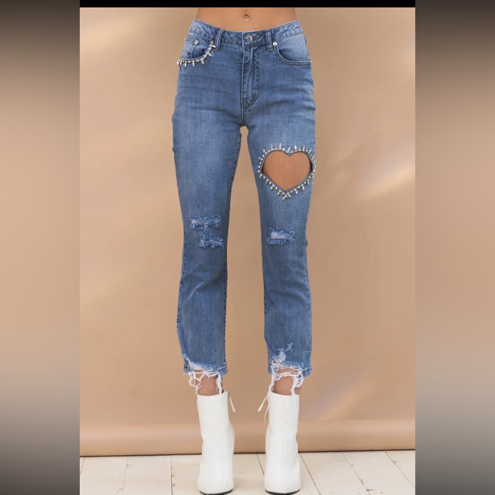 607. Heart cut-out raw hem Jean in medium wash